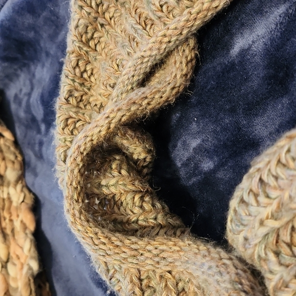 Women's Scarves - Picture 11 of 16